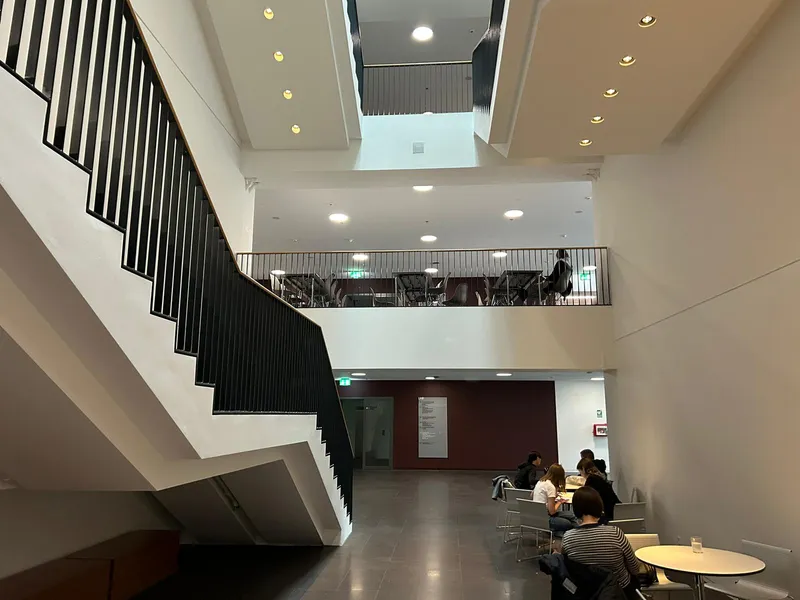 VKU English course accessible from Altstetten - students learning in a friendly environment